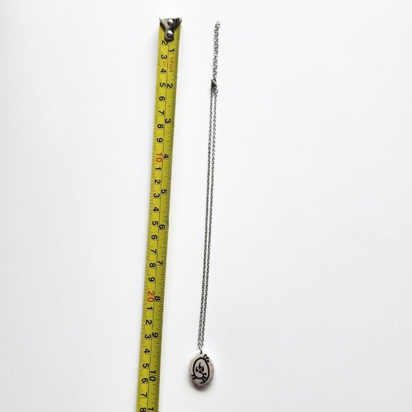 Iridescent Victorian Gothic floral necklace with a small silver chain - Picture 11 of 11